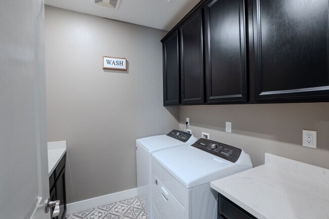 Building Photo - Fully furnished 3 bedroom / 3 bathroom plus an office.