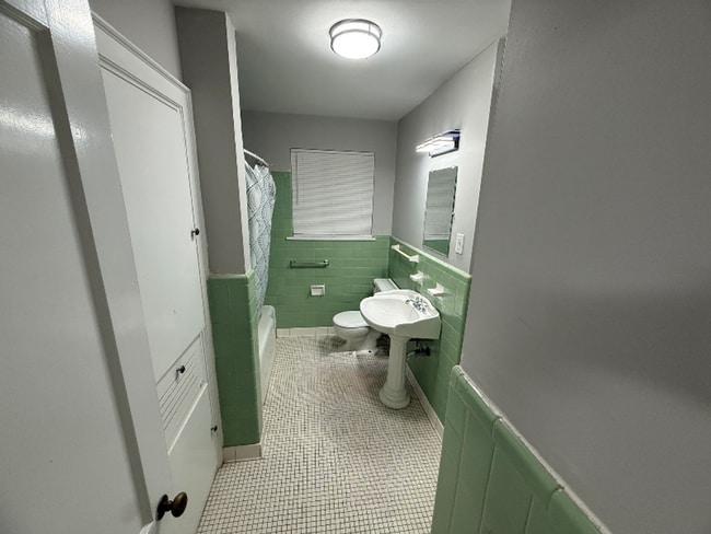 Building Photo - Charming 4 Bedroom Cottage - Recently Updated!