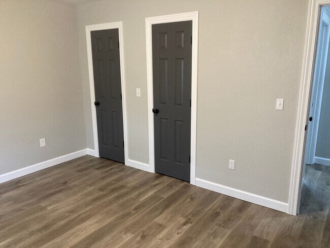 Building Photo - Newly Renovated 2 Bedroom 1.5 Bathroom Tow...