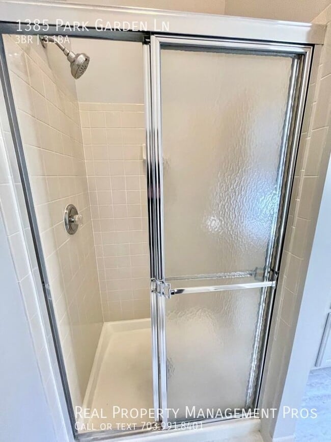 Building Photo - 1385 Park Garden Ln