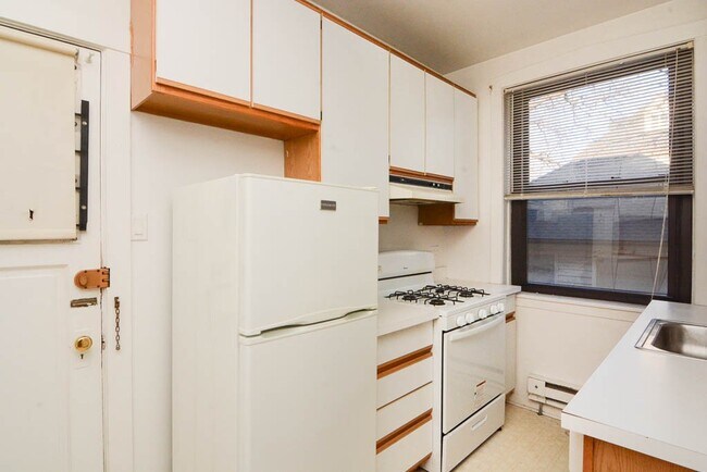 Building Photo - 1324 Oak Ave