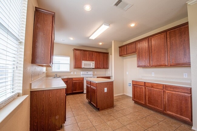 Building Photo - Spacious 4/2.5 Rental in Great ISD & LOTS ...
