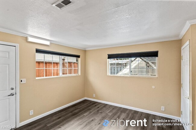 Building Photo - Studio, 1 bath 4plex - 1935 Kinross Way, S...