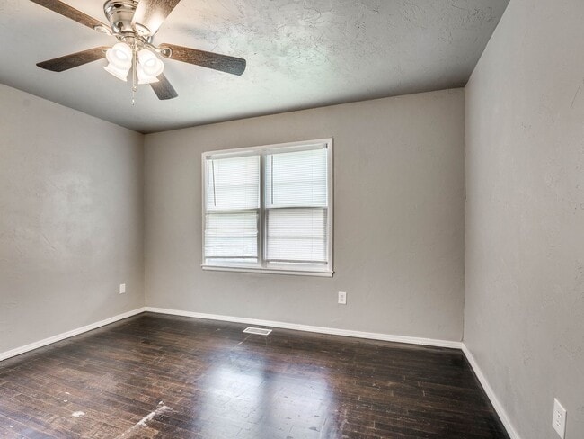 Building Photo - 3 Bedroom 1 Bath Home in Shawnee!