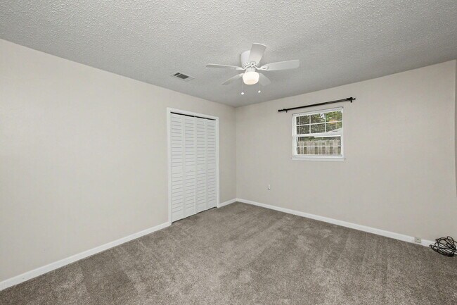 Building Photo - 6 Pinehurst Dr