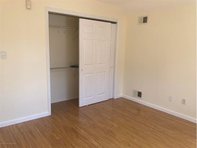 Building Photo - 14 Pebble Ln