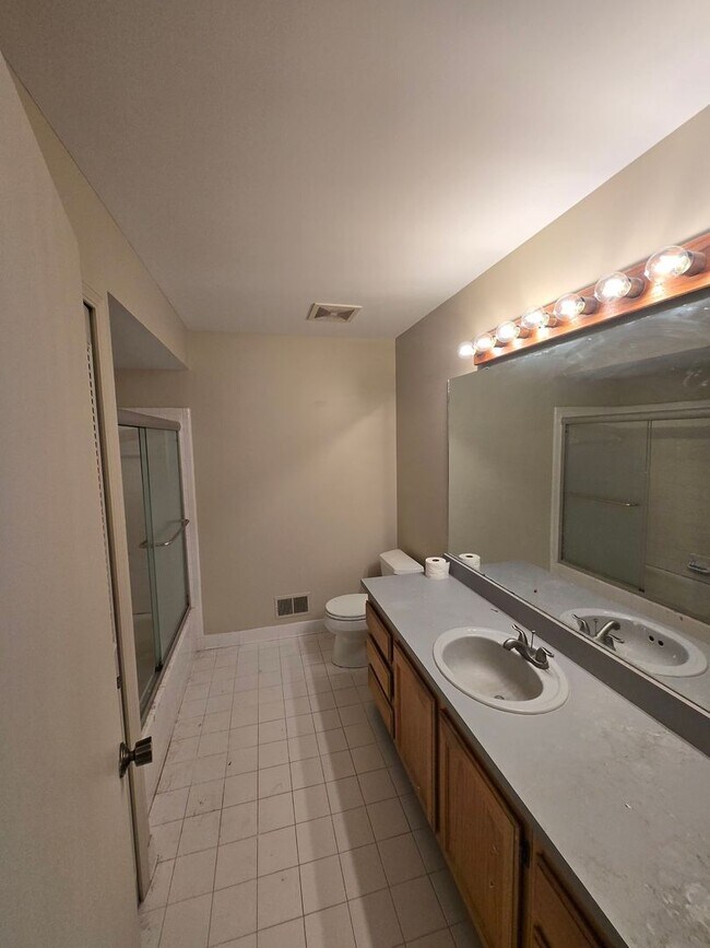 Building Photo - 2 BEDROOM CONDO IN ROCHESTER