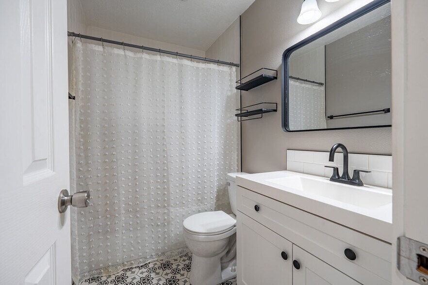 Building Photo - 2508 N Sycamore St