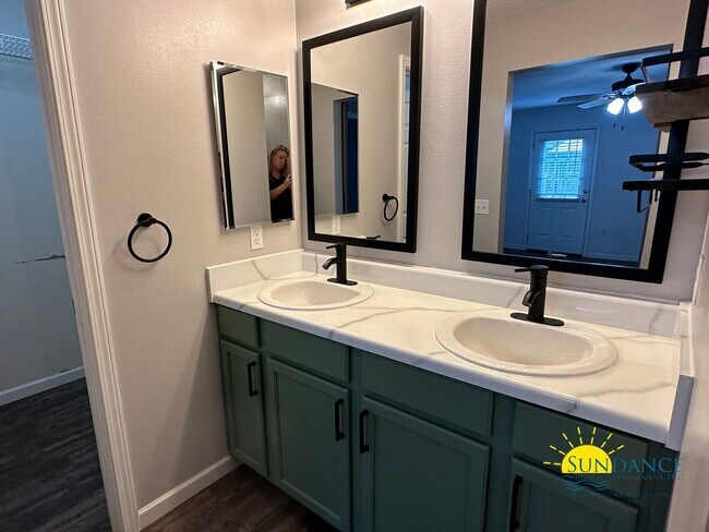 Building Photo - Pet Friendly Charming 3-Bedroom Home in Navarre!