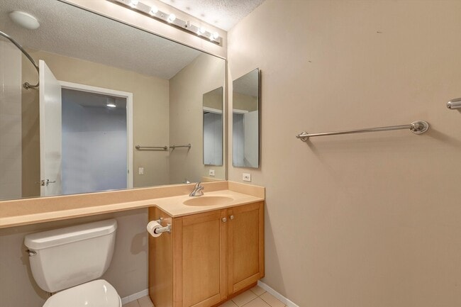 Building Photo - 400 N La Salle Dr