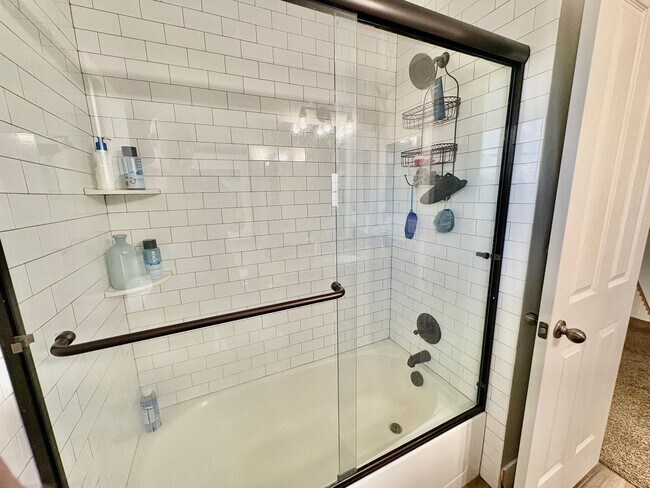 Building Photo - Stunning Home with ~4,000sqft of Living Space In a Great Location!