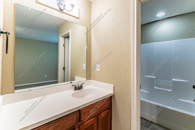 Building Photo - 1 Bedroom 2 Bath Available NOW