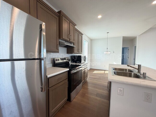 Building Photo - 759 W Chase Ave