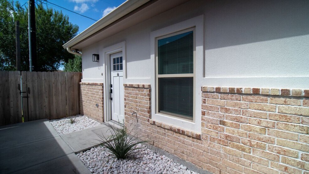 Building Photo - 312 E Magnolia Ave
