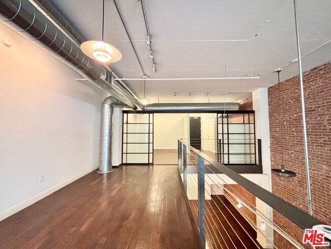 Building Photo - 510 S Hewitt St