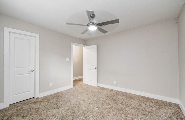 Building Photo - 536 Robert E Lee Dr