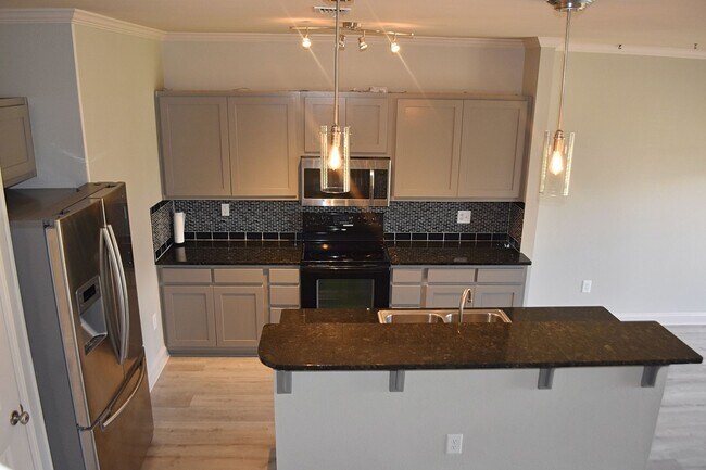 Building Photo - Freshly updated 3 Bedroom 2.5 Bath Townhouse 1 Car Garage available 3/1