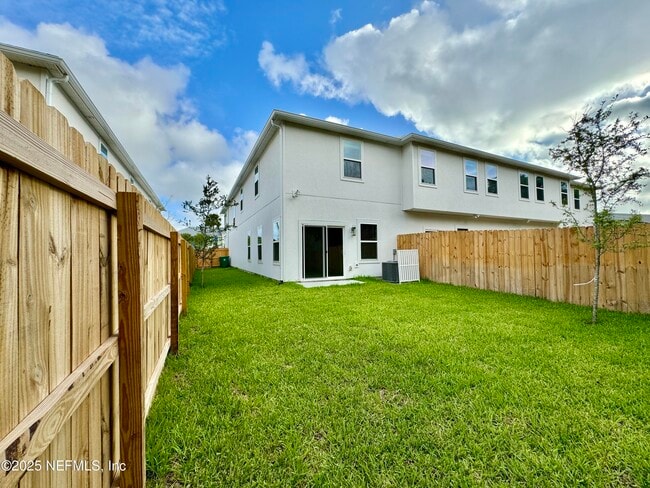 Building Photo - 826 5th Ave S