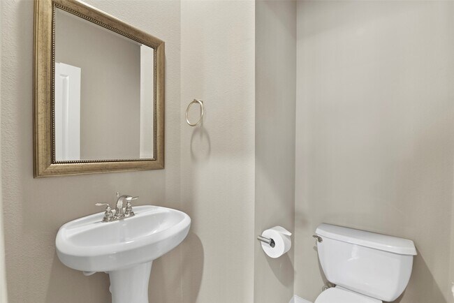 Building Photo - 241 N Lenox St