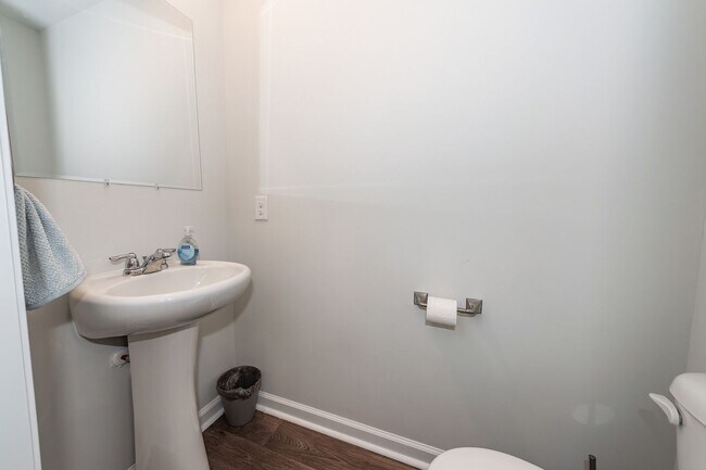 Building Photo - 3 Bedroom, 2.5 Bathroom Townhome in Caroli...