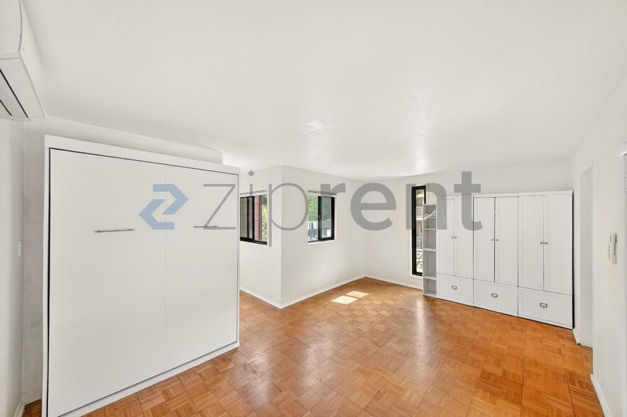 Building Photo - 670 Woodland Dr