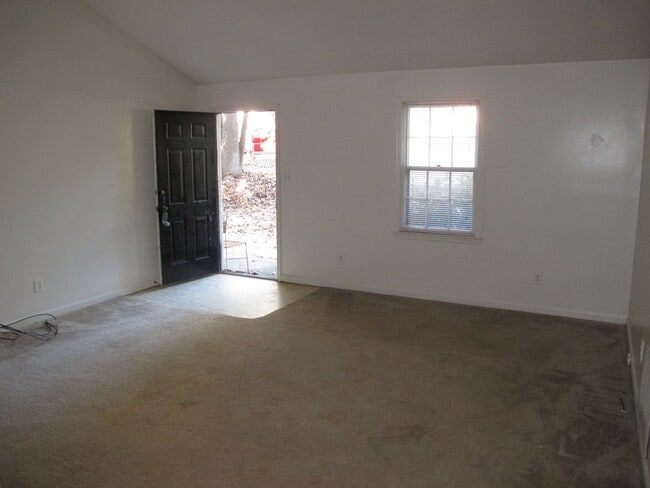 Building Photo - **WEST ATHENS DUPLEX** 2 Bed/1 Bath - JUST...
