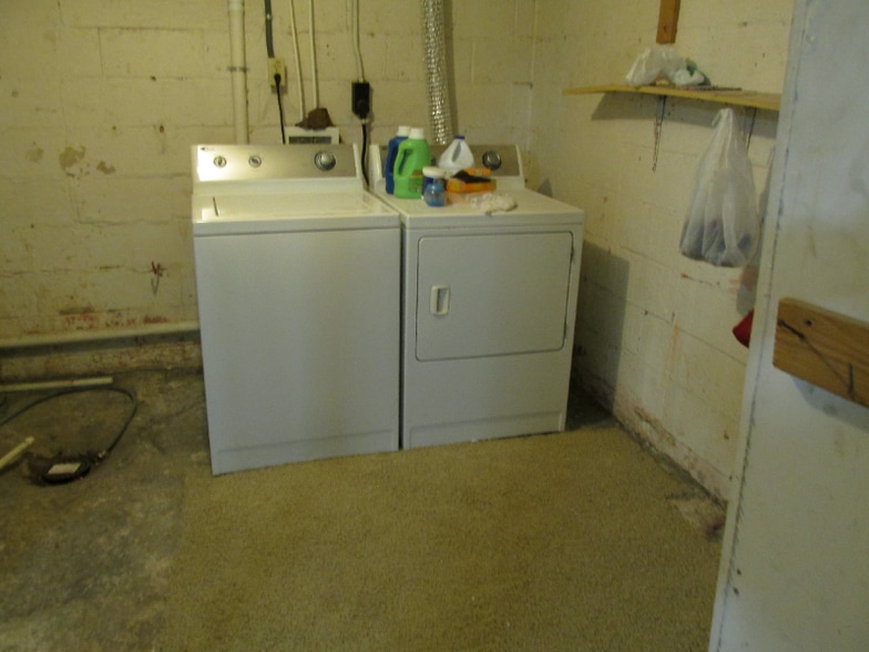 Building Photo - 927 Maple St