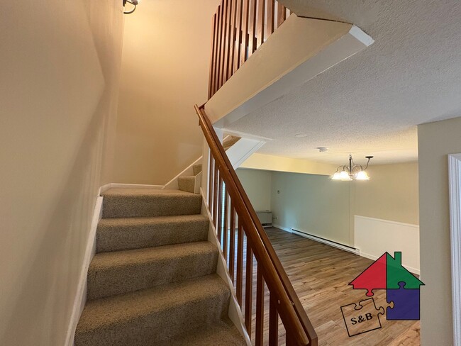 Building Photo - Elegant 3-Bedroom Townhouse in South Burli...