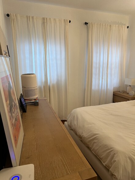 Building Photo - 414 N Sycamore Ave