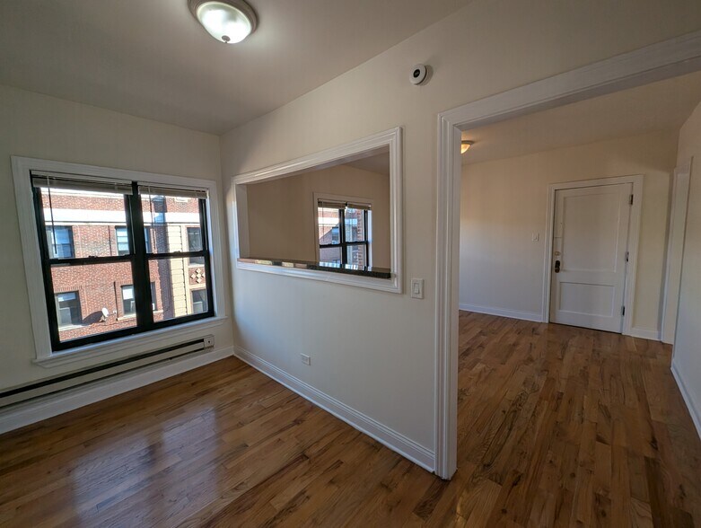 Building Photo - 822 W Waveland Ave