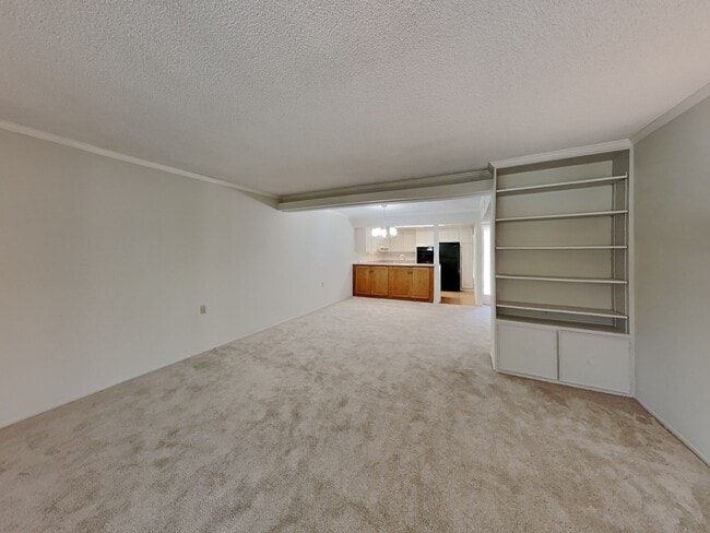 Building Photo - Spacious Rossmoor 2/2 Condo Available Now!
