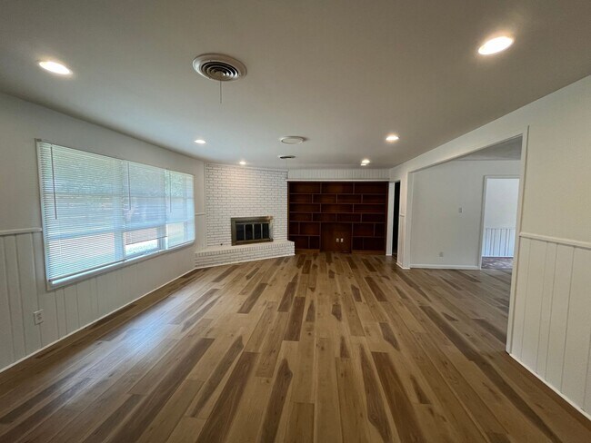 Building Photo - $200 off First Month! Large, Beautiful 3/2...