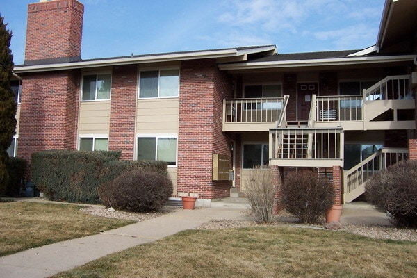 Building Photo - Cool Garden level unit, affordable utilities-only pay electric!