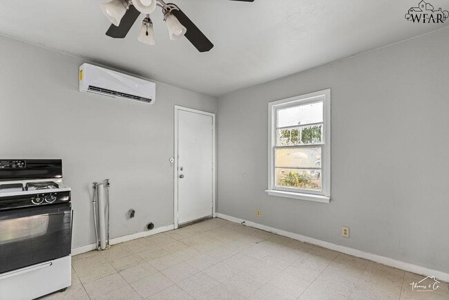 Building Photo - 1613 Hawes Ave