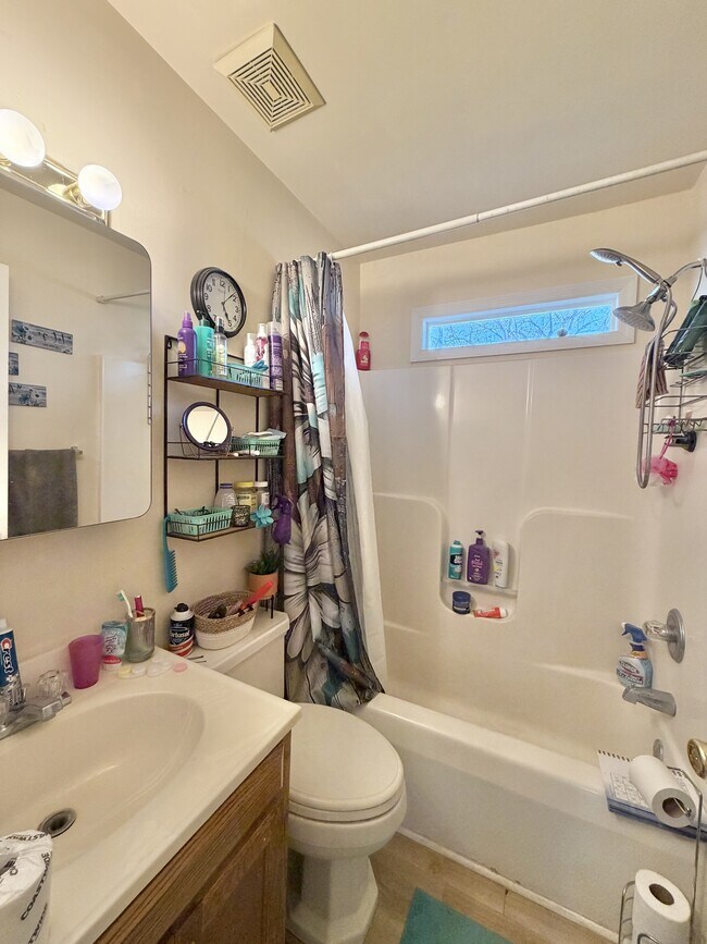 Building Photo - 305 Lake St