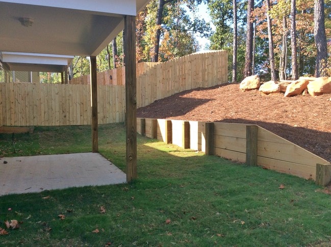 Villa Backyard - Summit Pointe Apartments