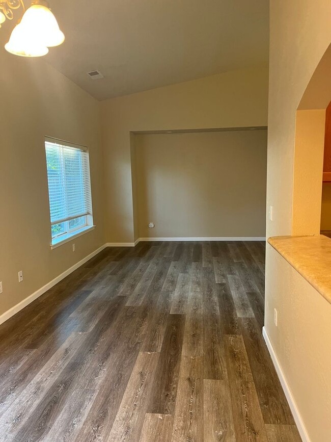 Building Photo - 3 Bedroom 2 Bath Single Family Home