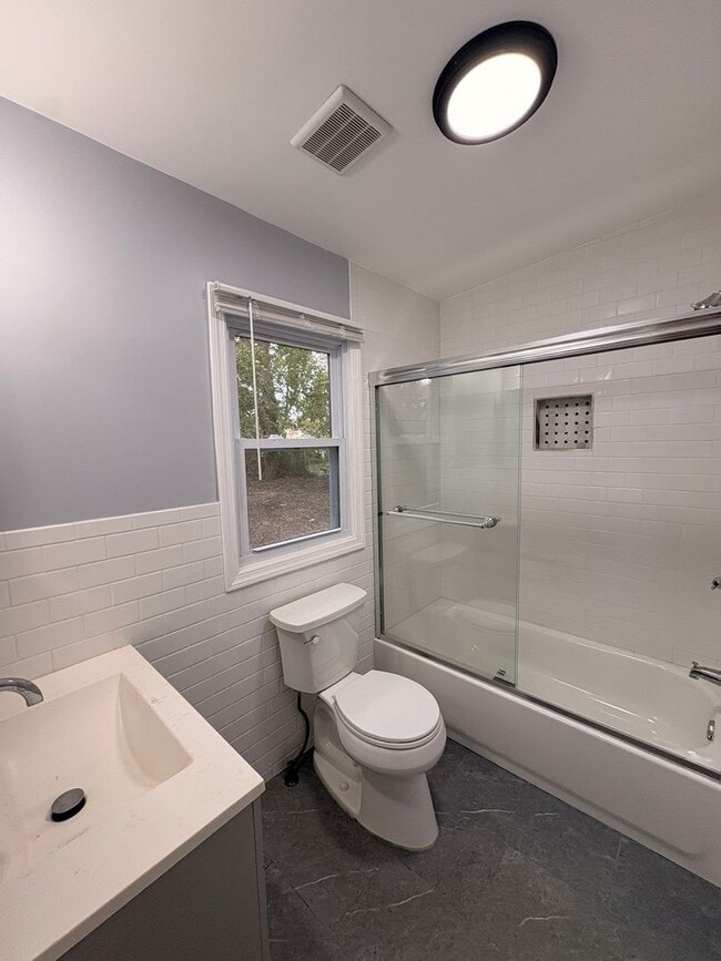 Building Photo - Beautiful, Newly Renovated 4 Bedroom 2 1/2...