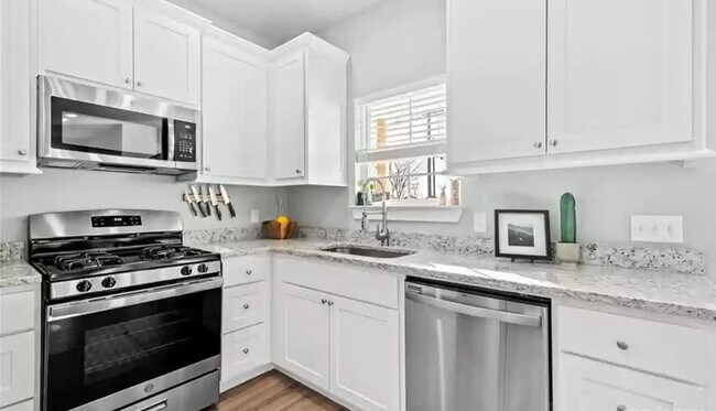 Building Photo - Come live in this brand new duplex in the heart of NWA