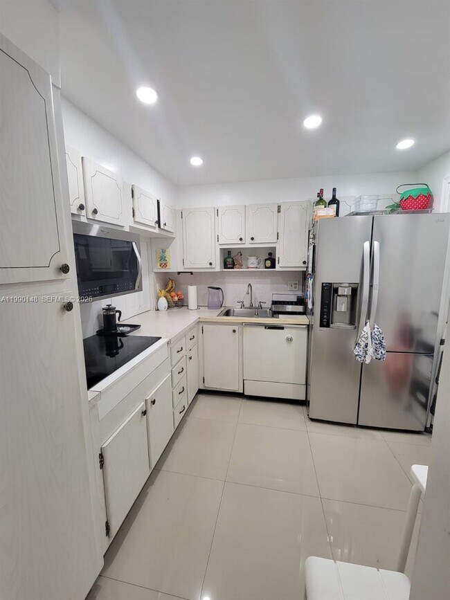 Building Photo - 1825 S Ocean Dr