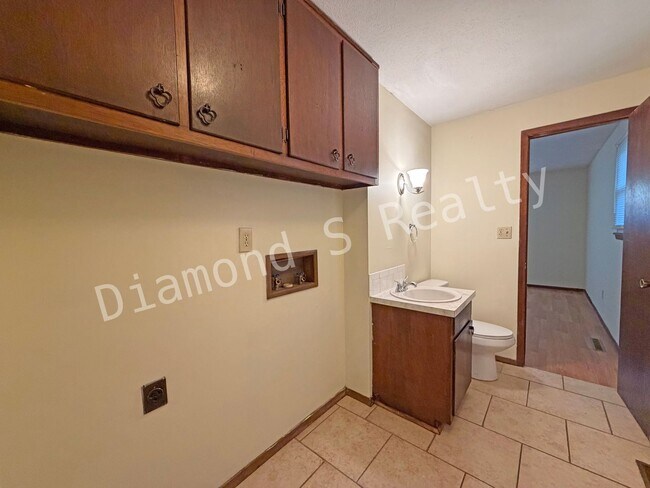 Building Photo - Charming 3 bedroom Home near Hwy 65 and Ch...