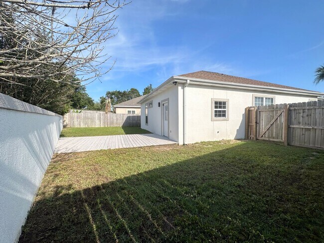 Building Photo - Beautiful 3 Bedroom Home in Destin. Beachside of Hwy 98!