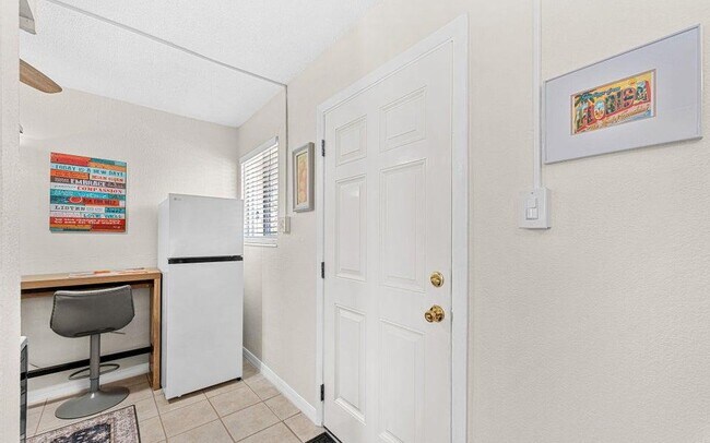 Building Photo - 211 Circle Dr