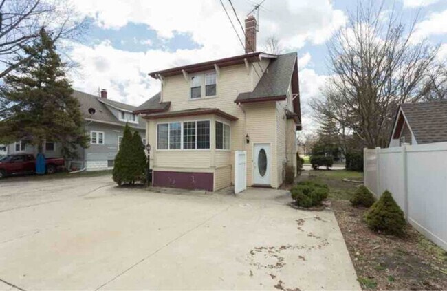 Building Photo - 161 E North Ave