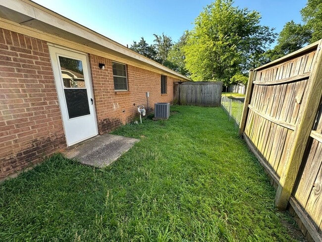 Building Photo - 210 Memory Ln