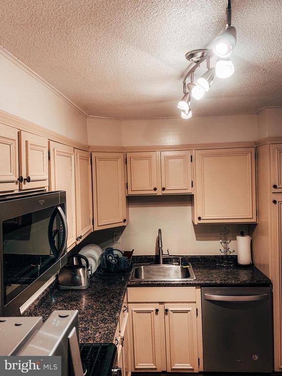 Building Photo - 1300 Army Navy Dr