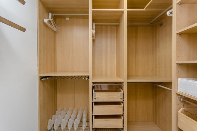 Building Photo - 2005 Potomac Dr