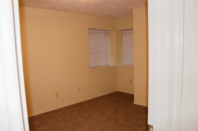 Building Photo - 2046 Hickory Glen Dr