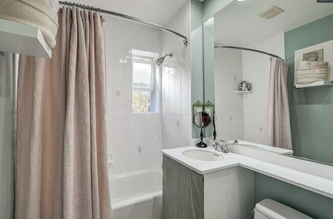 Building Photo - Sassy on Sangamore - 3 BED + 2 FB Av. Earl...
