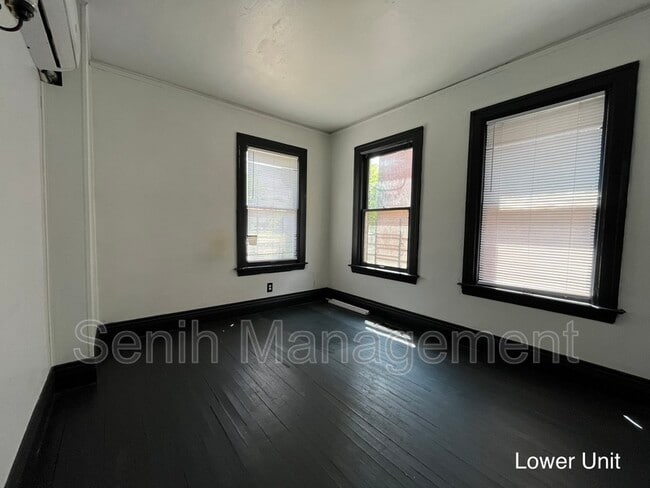 Building Photo - 2475 Gladstone St